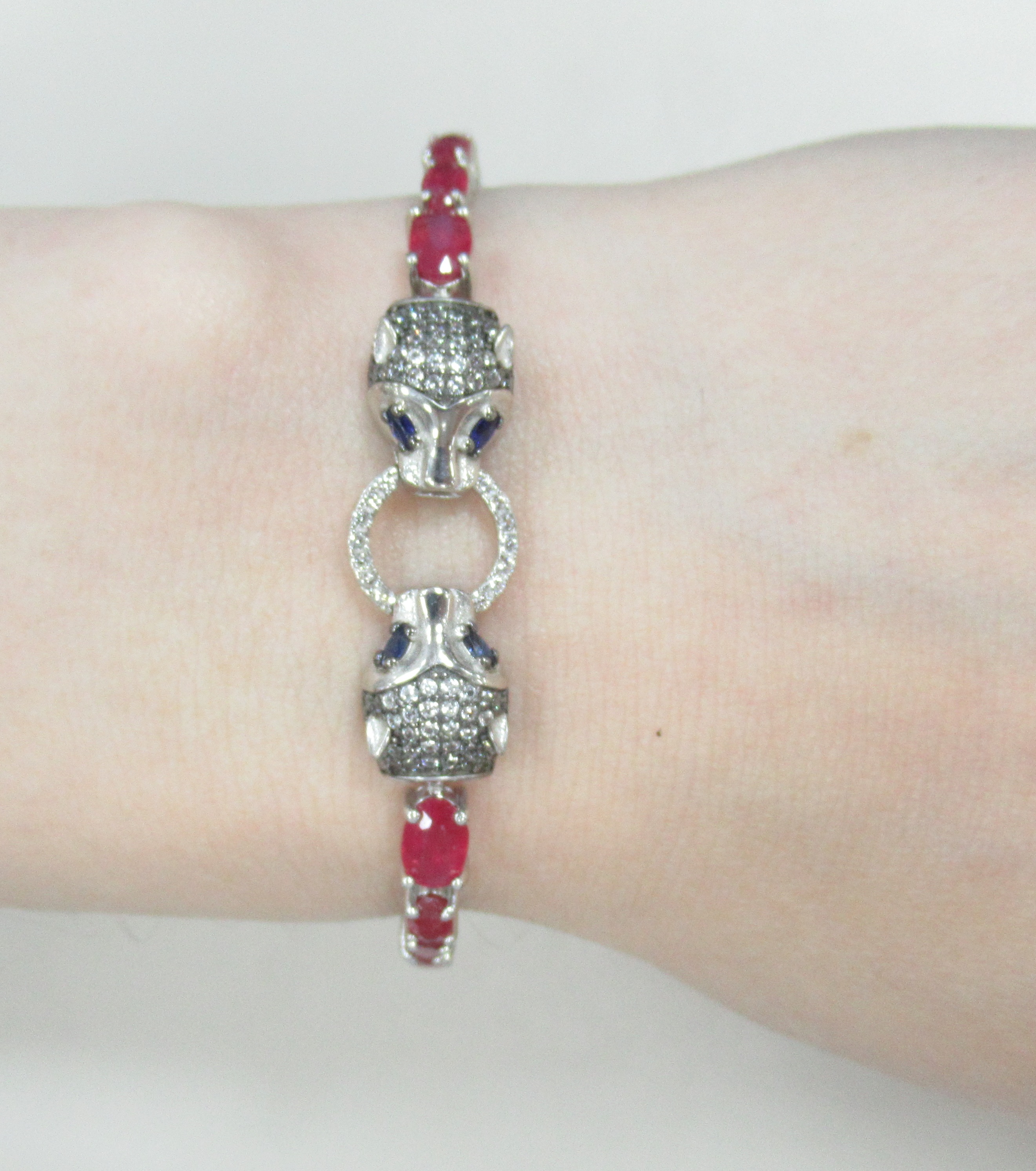 Серебряный браслет с рубинами и сапфирами "Пантеры"